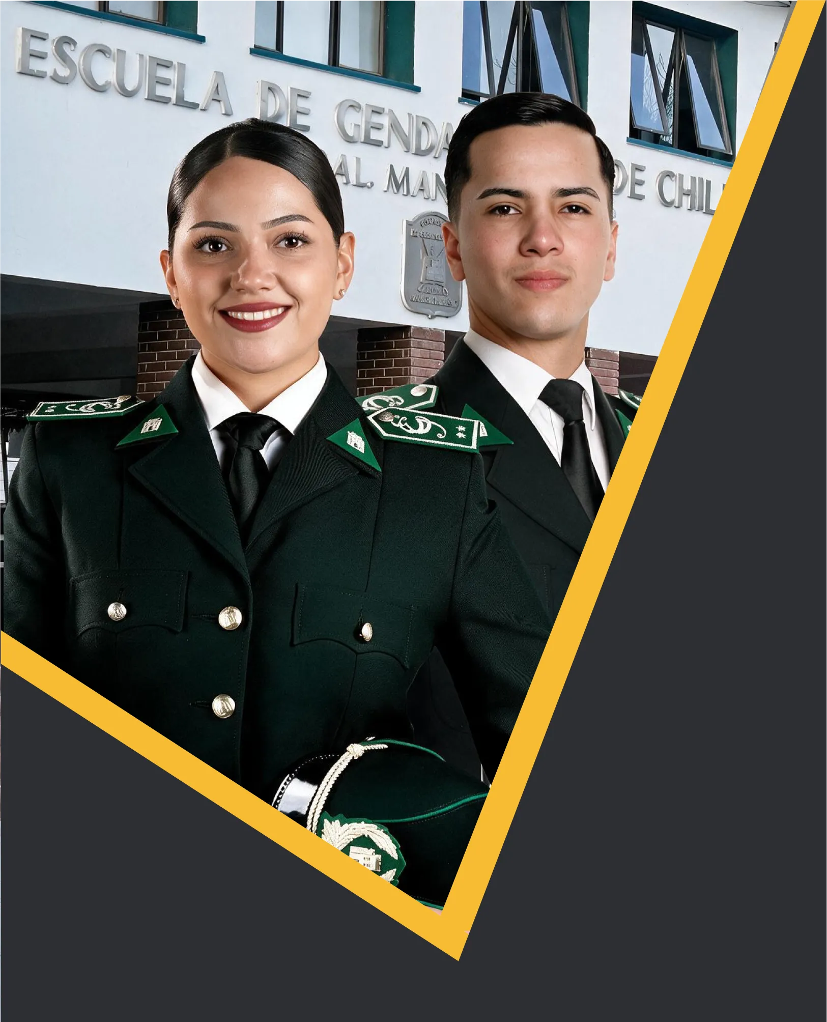 Aspirantes a oficial uniformados frente a la Escuela de Gendarmería de Chile