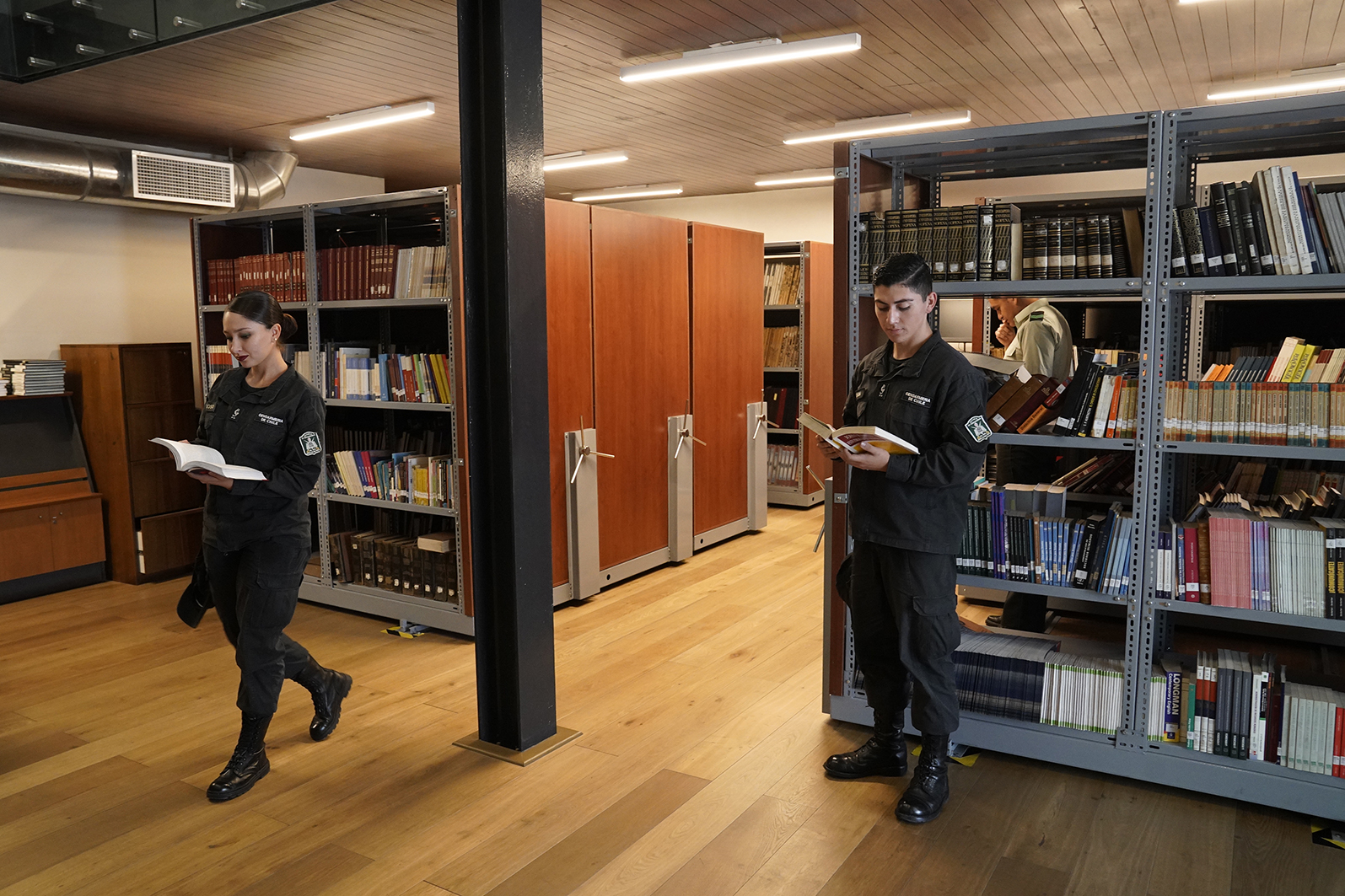 Alumnos en la biblioteca